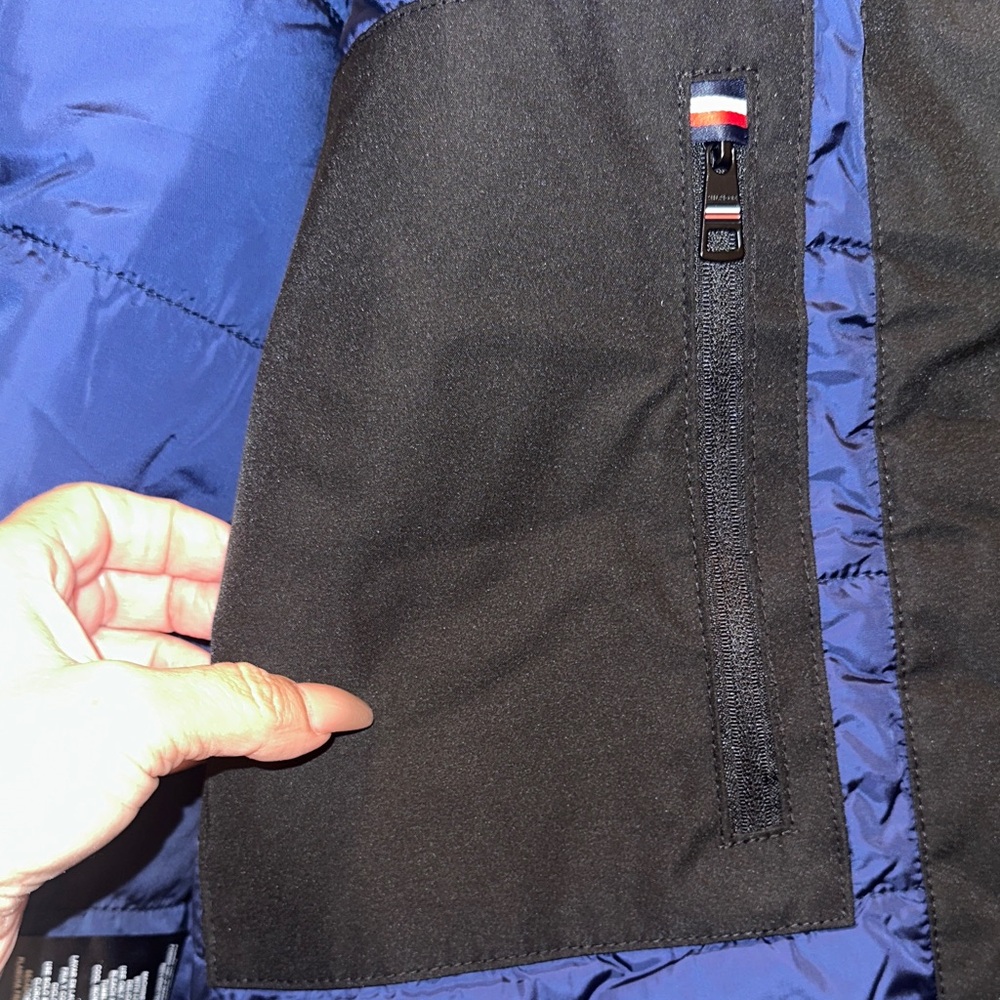 Tommy Hilfiger Men's Performance Windbreaker and Rain Jacket with Quilted Lining - Picture 9 of 16